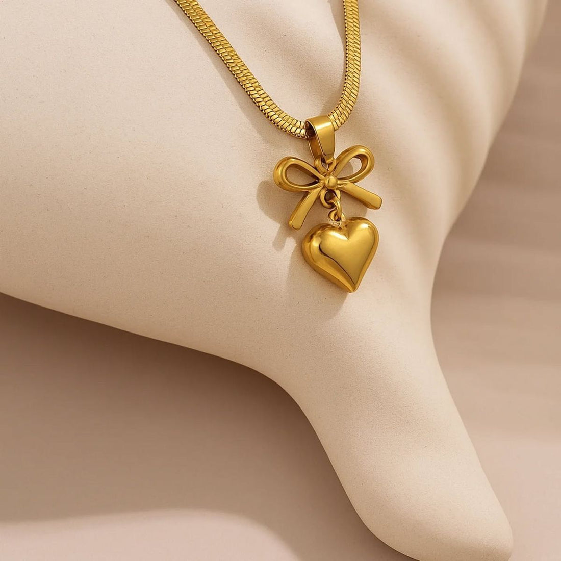 Minimalist Gold Bow Pendant Necklace – Elegant Everyday Charm