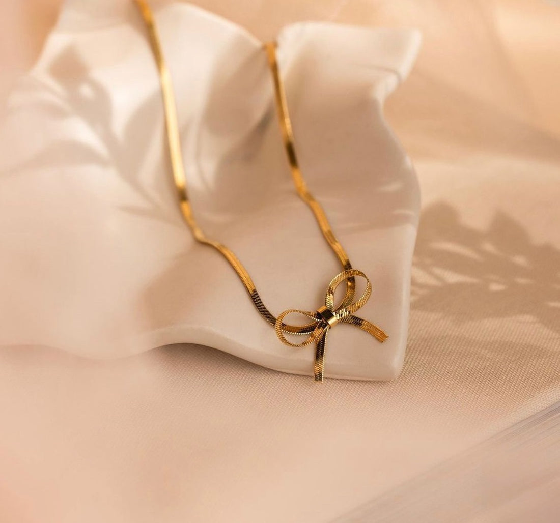 Elegant Gold Bow Knot Necklace – Adjustable Snake Chain Statement Piece